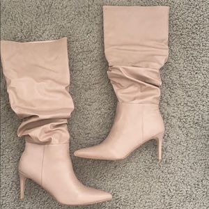 Nude pointy toes boots